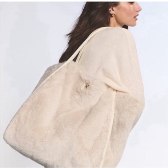 NWT Victoria's Secret Fleece Blanket & Faux Fur Tote Duo - Picture 6 of 9